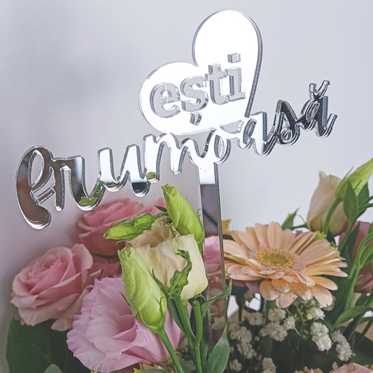 Topper Floral „Ești Frumoasă” cu Inimă și Tijă Lungă
