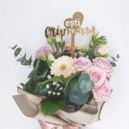 Topper Floral „Ești Frumoasă” cu Inimă și Tijă Lungă