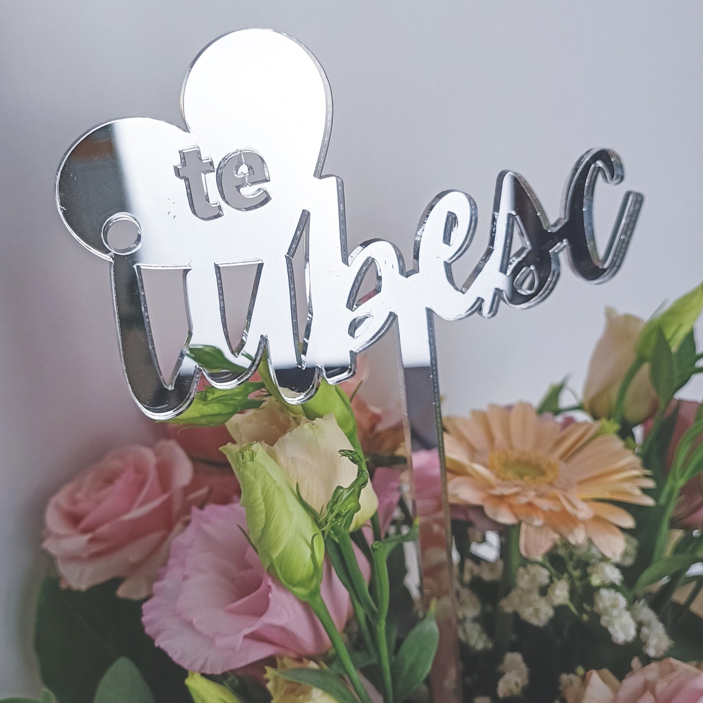 Topper Floral „Te Iubesc” cu Inimă și Tijă Lungă