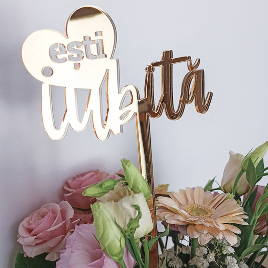 Topper Floral „Ești iubită” cu Inimă și Tijă Lungă